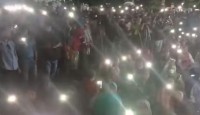 শাহবাগে মোবাইলের ফ্লাশলাইট জ্বালিয়ে কোটা...